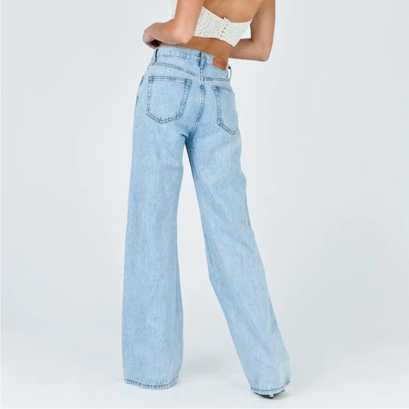 Princess Polly flare leg light wash jeans 2 - Picture 3 of 11